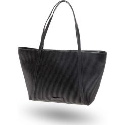 TOREBKA Armani Exchange. Czarne shopper Armani Exchange, z aplikacjami, ze skóry ekologicznej, na ramię, z tłoczeniem, bez dodatków. Za 371.40 zł.