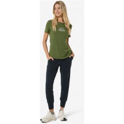Koszulka SUPER.NATURAL W TOP MOUNTAIN ART TEE. Zielone koszulki sportowe super.natural, bez wzorów, bez ramiączek. Za 249.99 zł.