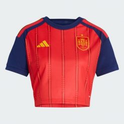 Koszulka domowa o skróconym kroju Hiszpania 26. Czerwone bluzki Adidas, bez wzorów, sportowe, bez kołnierzyka, bez ramiączek. Za 439.00 zł.