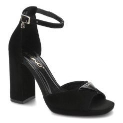 Czarne Sandały Karino Eleganckie Skórzane Buty. Czarne sandały Karino, bez wzorów, z weluru, eleganckie, bez obcasa, na obcasie, bez zapięcia. Za 249.00 zł.