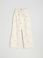 Jeansy wide leg z haftowanym wzorem - biały. Białe jeansy Reserved, bez wzorów. W wyprzedaży za 109.99 zł.