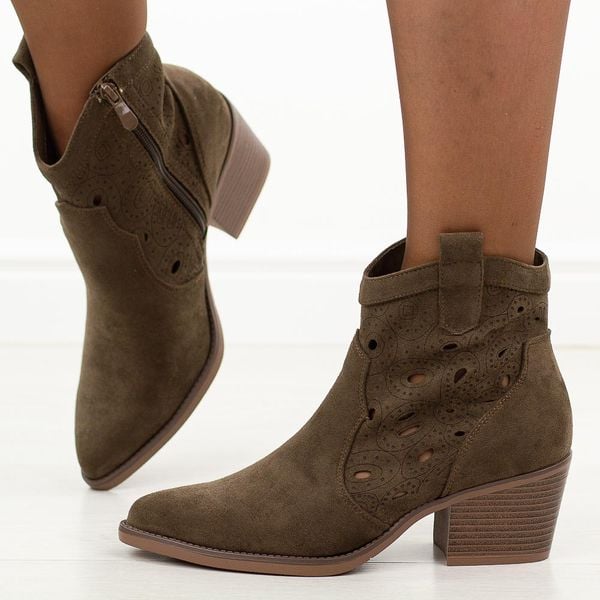 Czekoladowe ażurowe botki damskie, kowbojki Evento 9452. Brązowe botki eVento, na jesień, w ażurowe wzory, z jeansu, bez obcasa, na obcasie, bez zapięcia. Za 219.00 zł.