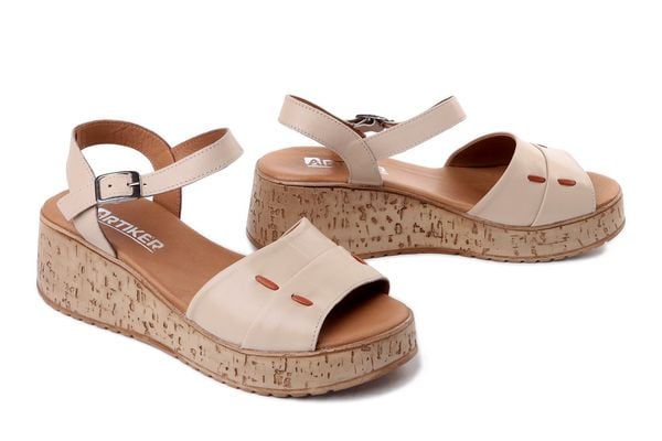Artiker Relaks 58C3130 beżowy, sandały damskie. Brązowe sandały Artiker Relaks, bez wzorów, bez obcasa, na koturnie, bez zapięcia. Za 160.93 zł.