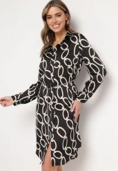 Czarna Sukienka w Geometryczny Wzór z Satynowego Materiału z Metalicznym Łańcuszkiem Nastar. Czarne sukienki Born2be, l, z aplikacjami, z satyny, eleganckie, bez kołnierzyka, bez ramiączek, koszulowe. Za 139.99 zł.