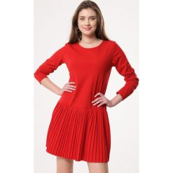 Czerwona Sukienka Begins. Czerwone sukienki Born2be, na co dzień, m, bez wzorów, bez kołnierzyka, bez ramiączek, mini, plisowane. Za 79.99 zł.