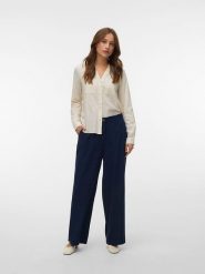 Vero Moda Koszula w kolorze kremowym rozmiar: XL. Brązowe koszule Vero Moda, xl, bez wzorów, z bawełny, bez kołnierzyka, bez ramiączek. Za 104.99 zł.