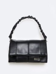 Torebka damska typu crossbody czarna oo574117 906. Czarne torby na ramię Big Star, bez wzorów, na ramię, bez dodatków. W wyprzedaży za 99.99 zł.