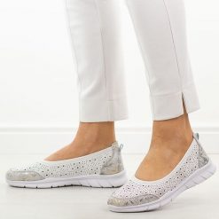 Białe ażurowe skórzane baleriny damskie Jezzi 9997. Brązowe baleriny Jezzi, w ażurowe wzory, z jeansu, z okrągłym noskiem, bez obcasa, na płaskiej podeszwie. Za 189.00 zł.