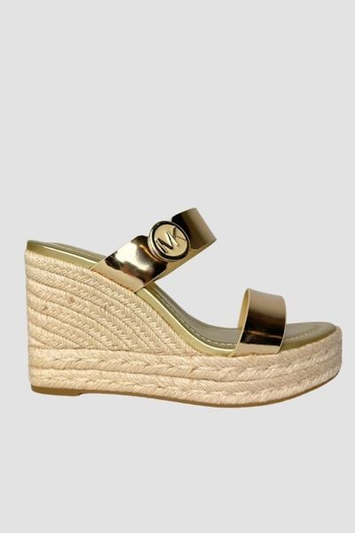 MICHAEL KORS Złote sandały Lucinda Wedge, Rozmiar 40. Żółte sandały Michael Kors, bez wzorów, bez obcasa, bez zapięcia. W wyprzedaży za 475.99 zł.