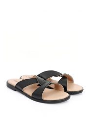 GÖNDERİ® Klapki w kolorze czarnym rozmiar: 41. Czarne klapki bez wzorów, z otwartym noskiem, bez obcasa. Za 392.95 zł.