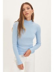 Trendyol Koszulka w kolorze błękitnym rozmiar: M. Niebieskie bluzki Trendyol, m, bez wzorów, z bawełny, bez kołnierzyka, bez ramiączek. Za 39.99 zł.