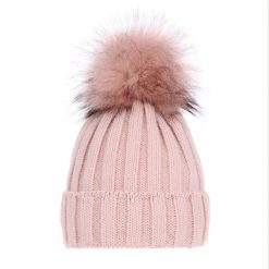 Czapka Zimowa z Pomponem Damska - Różowa. Czerwone czapki Molly, bez wzorów, z materiału. Za 59.90 zł.