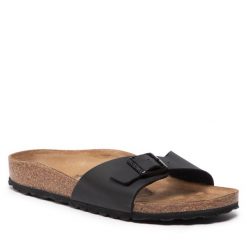Klapki Birkenstock. Czarne klapki Birkenstock, bez wzorów, bez obcasa. Za 259.99 zł.