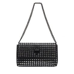 Torebka Guess. Czarne listonoszki Guess, z aplikacjami, bez dodatków. Za 359.99 zł.