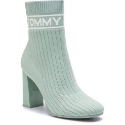Botki TOMMY JEANS - Knit Tommy Jeans Heeld Boot EN0EN00524 Frosty Green 312. Zielone botki Tommy Jeans, bez wzorów, z jeansu, bez obcasa, na obcasie, bez zapięcia. W wyprzedaży za 339.00 zł.
