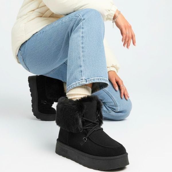 Śniegowce damskie Big Star, na wysokiej platformie z futerkiem i okrągłym noskiem, czarne, SS274113. Czarne botki Big Star, na zimę, bez wzorów, z okrągłym noskiem, bez obcasa, bez zapięcia. Za 135.99 zł.