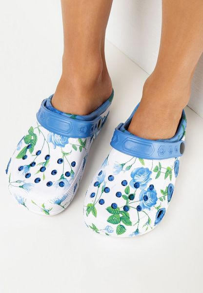 Biało-Niebieskie Klapki Basenowe w Kwiaty Vendrell. Białe klapki Born2be, bez wzorów, bez obcasa. Za 9.99 zł.
