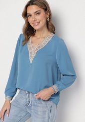 Niebieska Bluzka w Rustykalnym Stylu z Koronką i Dekoltem w Serek Gonlira. Niebieskie bluzki Born2be, z aplikacjami, z jeansu, boho, bez kołnierzyka, bez ramiączek. W wyprzedaży za 67.99 zł.