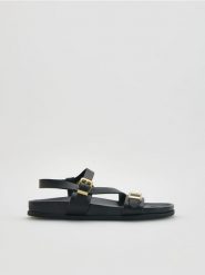 Skórzane sandały - czarny. Czarne sandały Reserved, bez wzorów, ze skóry, bez obcasa, bez zapięcia. Za 169.99 zł.