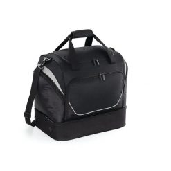 Torba sportowa z kieszeniami Quadra Hardbase. Czarne torby na ramię QUADRA, bez wzorów, z materiału, sportowe, na ramię, z nadrukiem, bez dodatków. Za 190.70 zł.