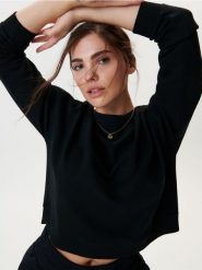 Krótka bluza crewneck - czarny. Czarne bluzy Sinsay, l, bez wzorów, bez kaptura. Za 29.99 zł.