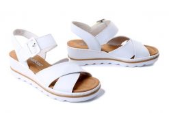 RIEKER 67463-80 white, sandały damskie. Białe sandały Rieker, bez wzorów, bez obcasa, na koturnie, bez zapięcia. Za 319.90 zł.