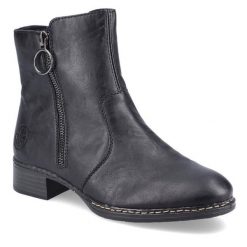 Botki Rieker. Czarne botki Rieker, bez wzorów, bez obcasa, na płaskiej podeszwie, bez zapięcia. Za 339.99 zł.