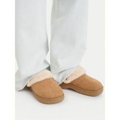 Klapki Crocs. Brązowe klapki Crocs, bez wzorów, bez obcasa. Za 269.99 zł.