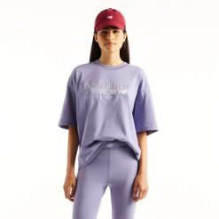Koszulka damska New Balance WT6297MKDSV – fioletowa. Fioletowe bluzki New Balance, s, bez wzorów, z materiału, eleganckie, bez kołnierzyka, bez ramiączek. Za 179.99 zł.