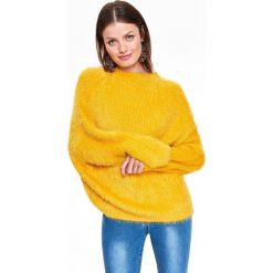 PUDEŁKOWY SWETER Z GOLFEM. Żółte golfy TOP SECRET, bez wzorów, z dzianiny, bez ramiączek. W wyprzedaży za 49.99 zł.