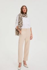 Szal w panterkę beżowy. Brązowe szaliki MOODO, bez wzorów, z poliesteru. Za 59.99 zł.