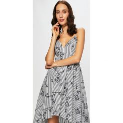 Guess Jeans - Sukienka. Białe sukienki Guess Jeans, na co dzień, l, z aplikacjami, z bawełny, casualowe, bez kołnierzyka, bez ramiączek, mini, proste. W wyprzedaży za 449.90 zł.