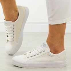 Białe trampki damskie Lee Cooper 3422. Białe trampki Lee Cooper, bez wzorów, z jeansu, bez zapięcia. W wyprzedaży za 135.15 zł.