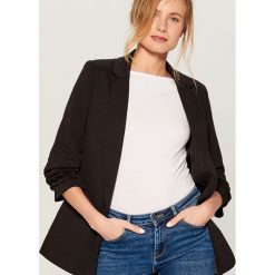 Długa marynarka z rękawami 3/4 - Czarny. Marynarki i żakiety Mohito. Za 139.99 zł.