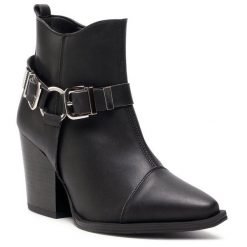 Botki Altercore. Czarne botki Altercore, bez wzorów, bez obcasa, na słupku, bez zapięcia. Za 549.99 zł.