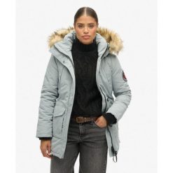 Parka z kapturem z futerka sztucznego Everest. Szare parki Superdry, eleganckie, z kapturem. W wyprzedaży za 541.95 zł.