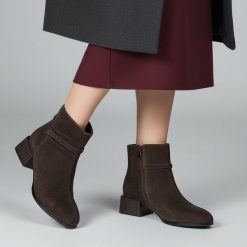 Botki damskie S. Barski, na klocku ze skóry i ocieplane z zapięciem na suwak, ciemnobrązowe, CR52-651. Brązowe botki S.BARSKI, na jesień, bez wzorów, ze skóry, bez obcasa, na obcasie, bez zapięcia. Za 314.99 zł.