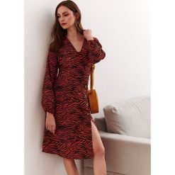 SUKIENKA DAMSKA W ZWIERZĘCY NADRUK. Czerwone sukienki TOP SECRET, na lato, bez wzorów, z tkaniny, eleganckie, bez kołnierzyka, bez ramiączek. Za 129.99 zł.