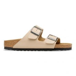 BIRKENSTOCK Arizona BF Sandcastle Klapki damskie. Brązowe klapki Birkenstock, bez wzorów, z materiału, bez obcasa. Za 349.99 zł.