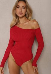 Czerwone Prążkowane Body z Asymetryczną Górą Zozisya. Czerwone body Renee, bez wzorów, z jeansu. Za 79.99 zł.