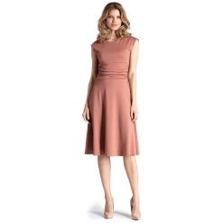 Figl sukienka damska XL różowa. Czerwone sukienki Figl, xl, bez wzorów, bez kołnierzyka, bez ramiączek. W wyprzedaży za 178.00 zł.