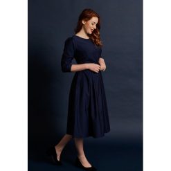 Sukienka Chione niebieska – wełna Loro Piana 32 niebieski. Niebieskie sukienki Marie Zélie, na lato, s, bez wzorów, z bawełny, bez kołnierzyka, bez ramiączek. W wyprzedaży za 497.00 zł.