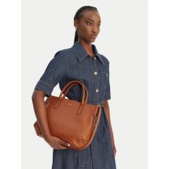 Torebka Coccinelle. Brązowe torebki klasyczne Coccinelle, bez wzorów, bez dodatków. Za 1,549.99 zł.