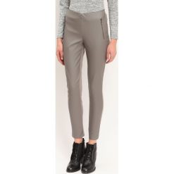 LEGGINSY DAMSKIE. Szare legginsy TOP SECRET, bez wzorów. W wyprzedaży za 59.99 zł.