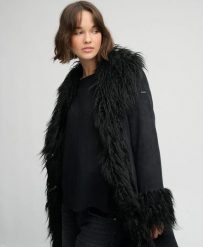 Superdry Long Afghan Coat – długi płaszcz slim z sztruksu. Czarne płaszcze Superdry, z aplikacjami, z materiału, bez kaptura. Za 670.85 zł.