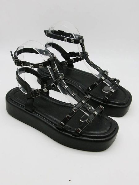 Bellucci Sandały w kolorze czarnym na obcasie rozmiar: 39. Czarne sandały Bellucci, bez wzorów, z otwartym noskiem, bez obcasa, na koturnie, bez zapięcia. Za 104.14 zł.