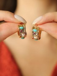 Pierres de Jade Pozłacane kolczyki-wkrętki z cyrkoniami i perłami rozmiar: onesize. Żółte kolczyki Pierres de Jade, z cyrkonią, pozłacane. Za 43.99 zł.