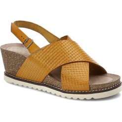 Żółte Sandały Yokono Wygodne Buty Na Koturnie. Żółte sandały Yokono, bez wzorów, ze skóry, bez obcasa, na koturnie, bez zapięcia. Za 278.99 zł.