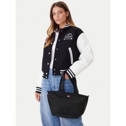 Torebka Tommy Jeans. Czarne torebki klasyczne Tommy Jeans, bez wzorów, z jeansu, bez dodatków. Za 161.99 zł.