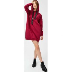 Sukienka dresowa z aplikacją. Różowe sukienki MOODO, xl, z aplikacjami, z dresówki, bez kołnierzyka, bez ramiączek. Za 49.99 zł.